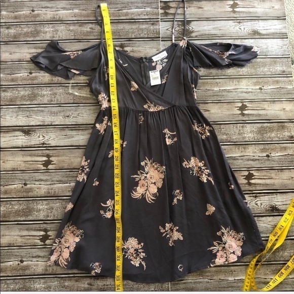 cold shoulder dress Size Small New - Picture 6 of 8